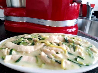 Straccetti di pollo con zucchine e crema di latte